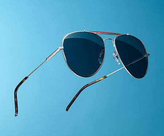Cool attityd med solglasögon från Tommy Hilfiger